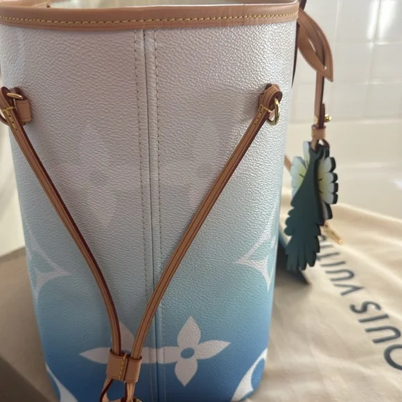 Brand new never used Louis Vuitton Blue and White Shoulder Bag Neverfull MM - Picture 7 of 15